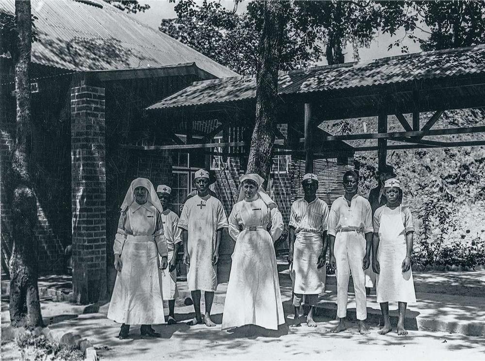 Début des services de santé à l'UMHK : deux infirmières et leurs auxiliaires africains, Elisabethville, avril 1918.