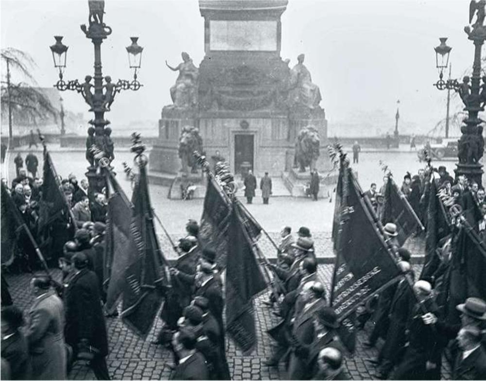 En 1933, manifestation des combattants de 1914-1918 contre la réinsertion des fonctionnaires révoqués.