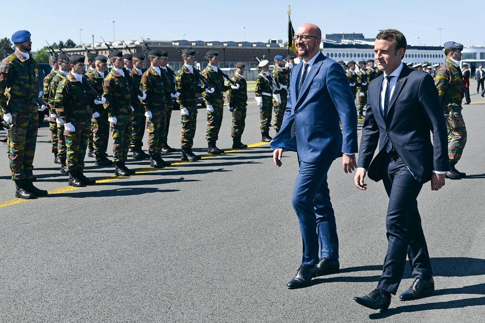 Charles Michel est embarrassé par les pressions de son ami Emmanuel Macron. Surtout, il ne veut pas se mettre à dos l'opinion publique belge francophone.