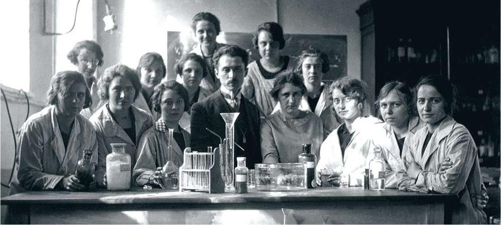 La section scientifique au Lycée Warocquée de Morlanwelz, en 1926.