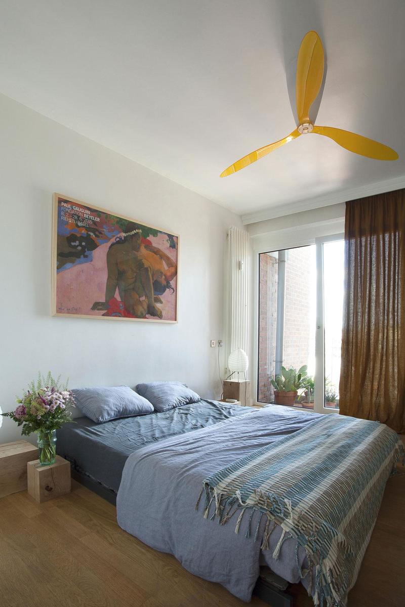 Overal in het appartement hangen affiches van tentoonstellingen, zoals deze van Paul Gauguin.