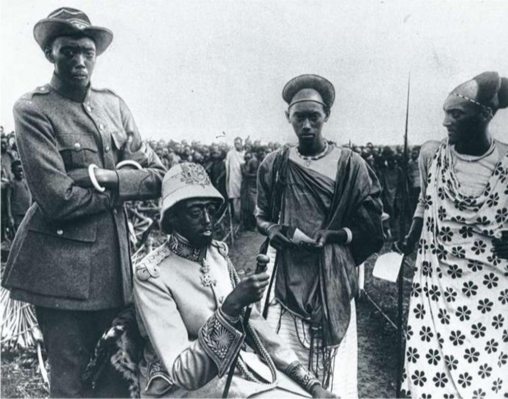 Musinga, mwami du Ruanda (assis), en 1925. Un roi en fait chapeauté par un gouverneur, résident européen.