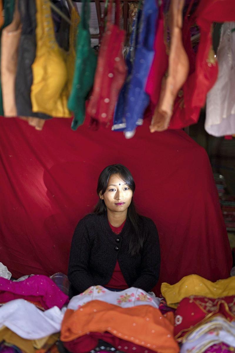 Akoijam Kalpana Chanu, 34, is de eerste alleenstaande verkoopster op de markt, die normaal voorbehouden is aan getrouwde vrouwen. Haar loon: 300 roepie per maand, iets minder dan vier euro.