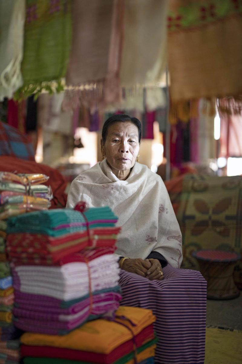 Deze zeventigjarige 'moeder' betaalde de studies van haar kinderen en kleinkinderen met de opbrengst van het huishoudlinnen dat ze verkoopt.