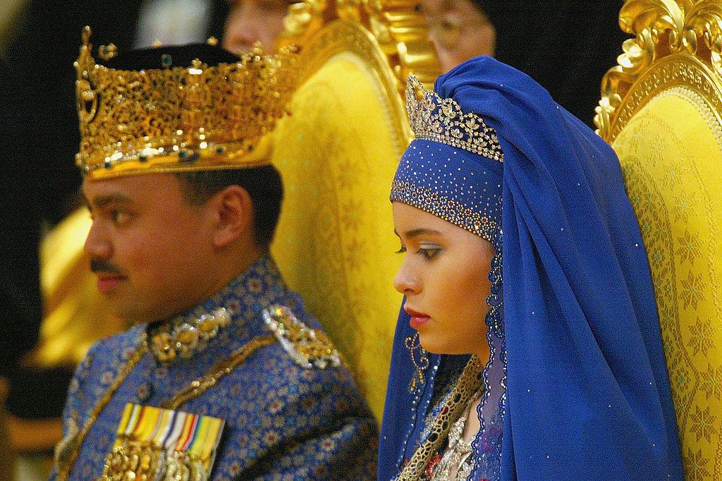 Een voorbeeld van een kindhuwelijk in hoge regionen: het huwelijk van de Bruneise kroonprins Al-Muhtadee Billah Bolkiah (toen 30) en Sarah Salleh (toen 17), in 2004. Het gebeuren werd omschreven als 'de Aziatische bruiloft van het jaar'. 