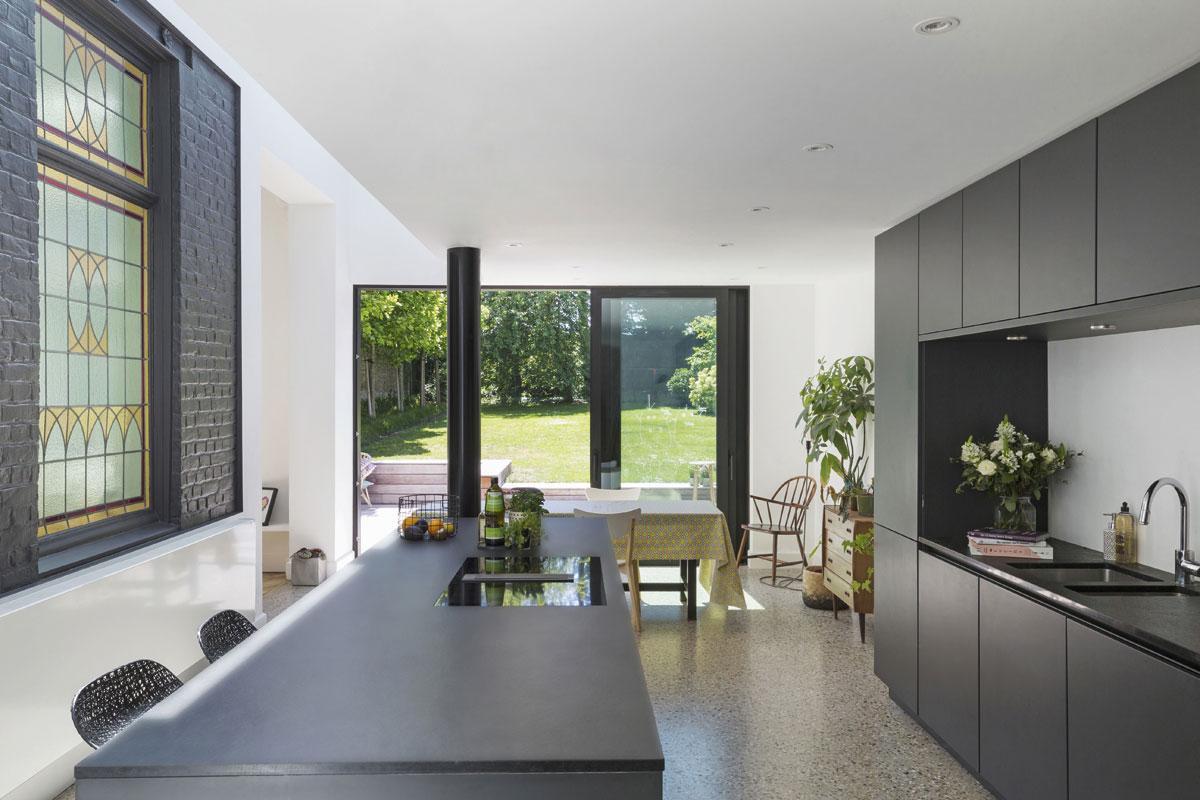 De keuken is een pronkstuk, met een granitovloer die mooi contrasteert met de plankenvloer.