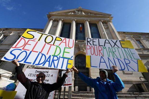 Arrivés par dizaines, les manifestants affichent leur soutien à Martine Landry devant le tribunal de Nice.
