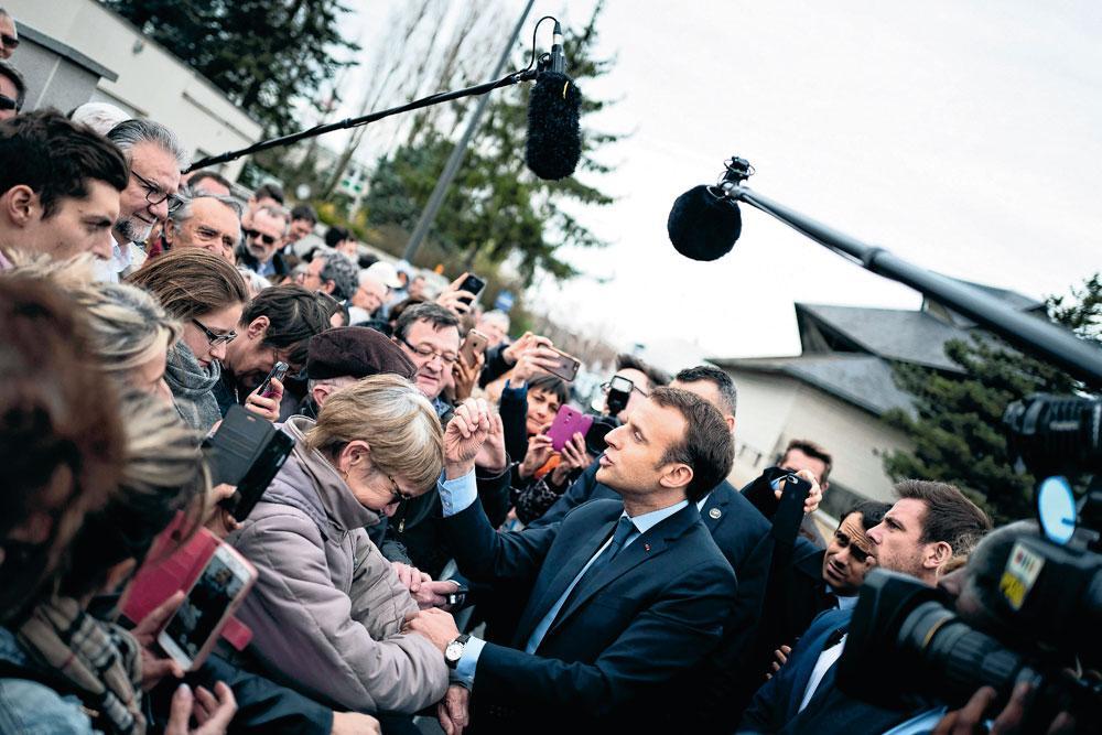 L'Elysée défend la façon dont Emmanuel Macron peut aller au contact des Français (ici, dans un centre de formation).