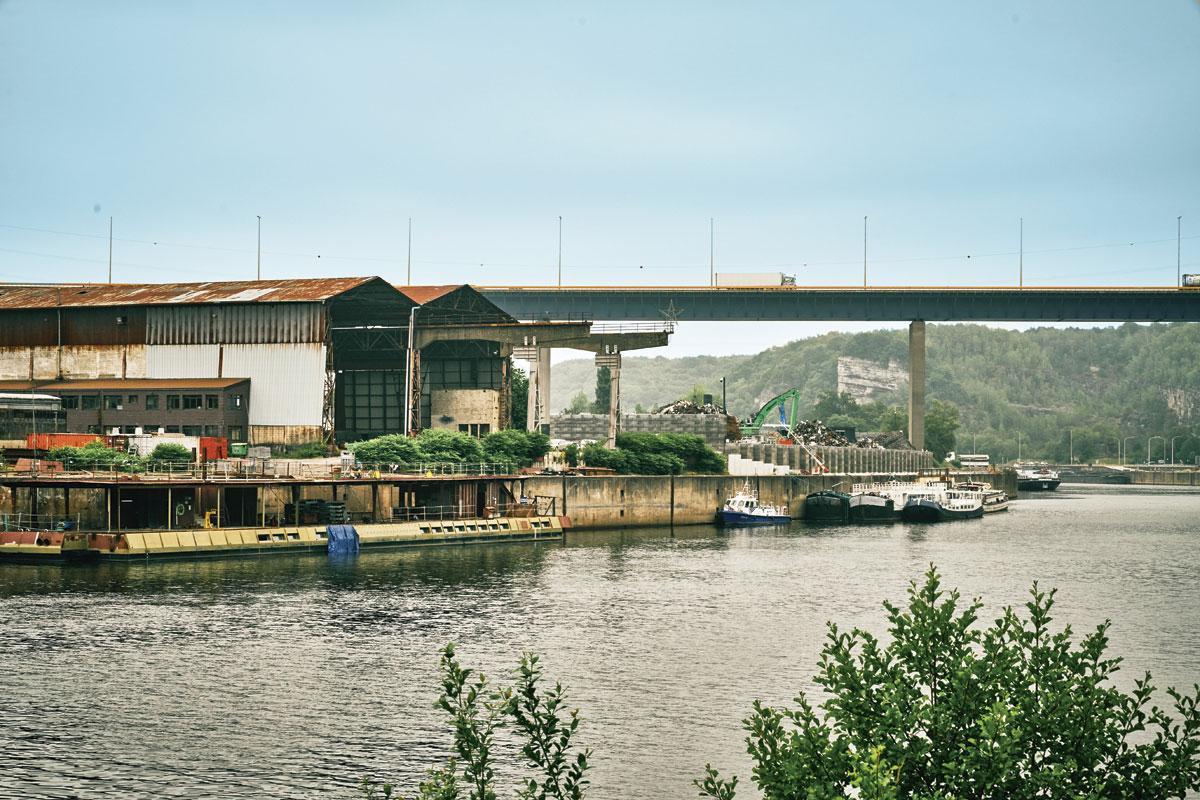 De scheepswerf onder het viaduct van Beez.