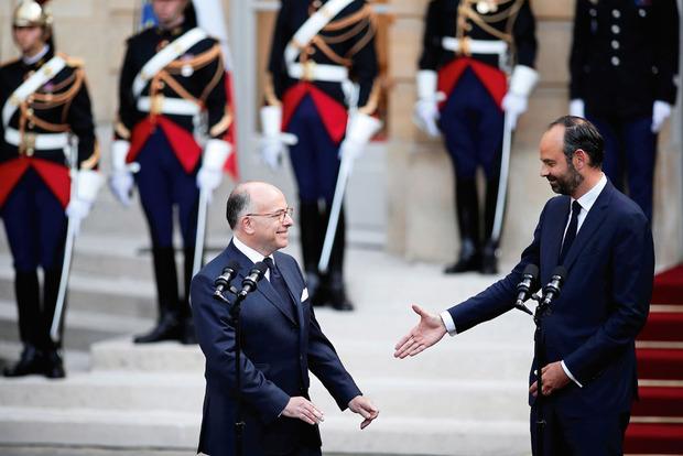 Edouard Philippe salue son prédécesseur au poste de Premier ministre, Bernard Cazeneuve, le 15 mai, à Matignon.