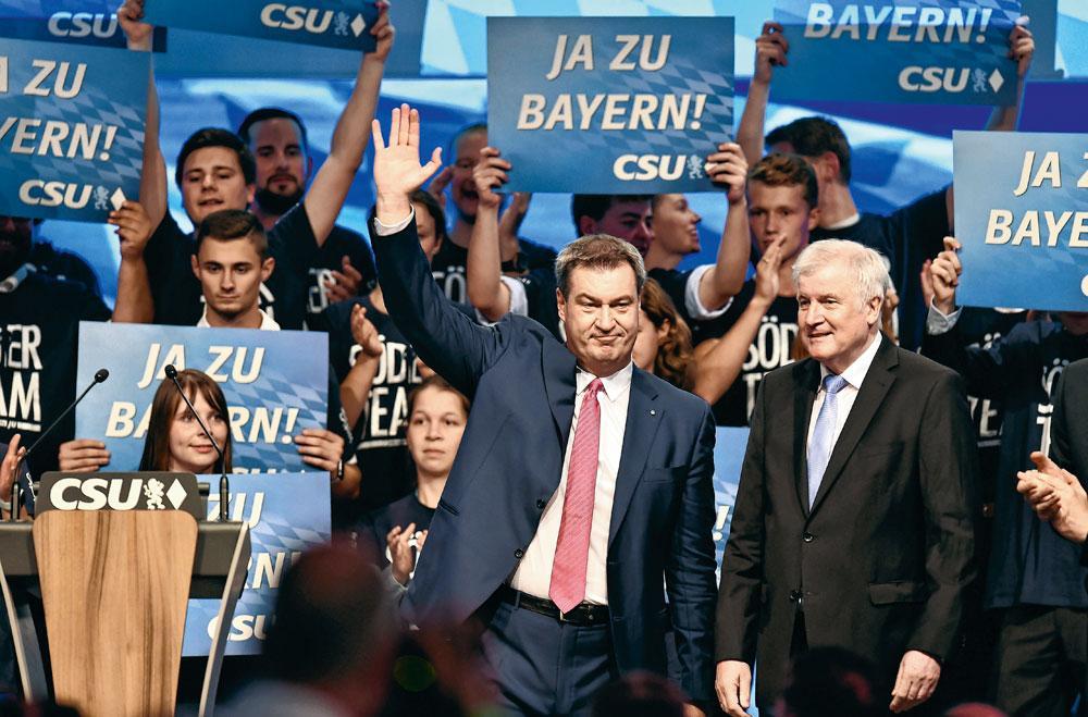 Le 15 septembre dernier, à Munich, au côté de son prédécesseur, Horst Seehofer, patron de la CSU et ministre fédéral de l'Intérieur, à l'autorité de plus en plus contestée.