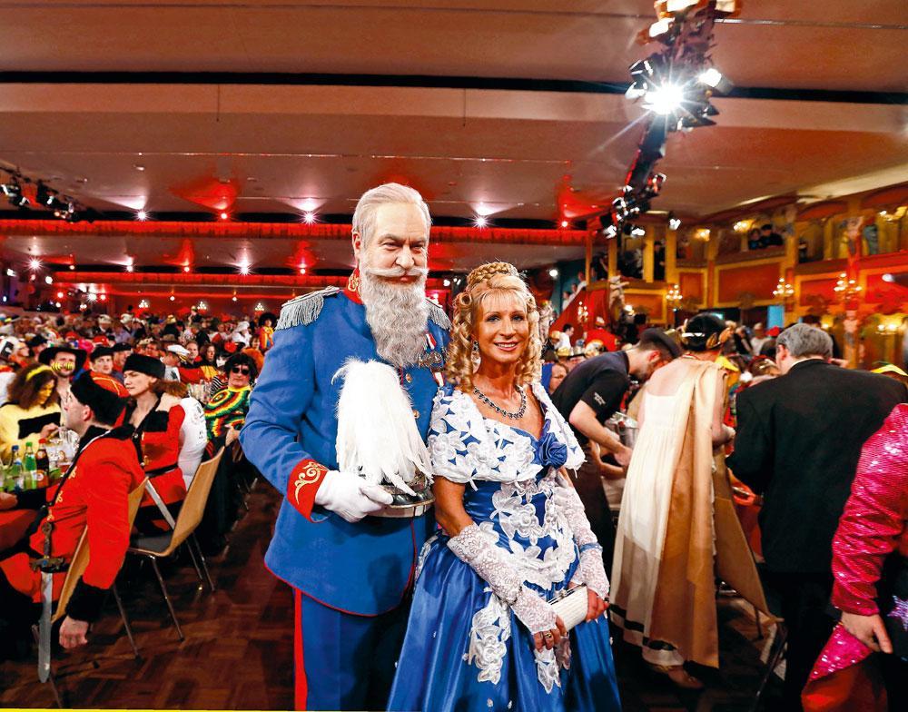 En février dernier, lors du carnaval de Veitshöchheim, Markus Söder (et sa femme Karin) déguisé en Léopold, prince régent et héritier du royaume de Bavière au xixe siècle.