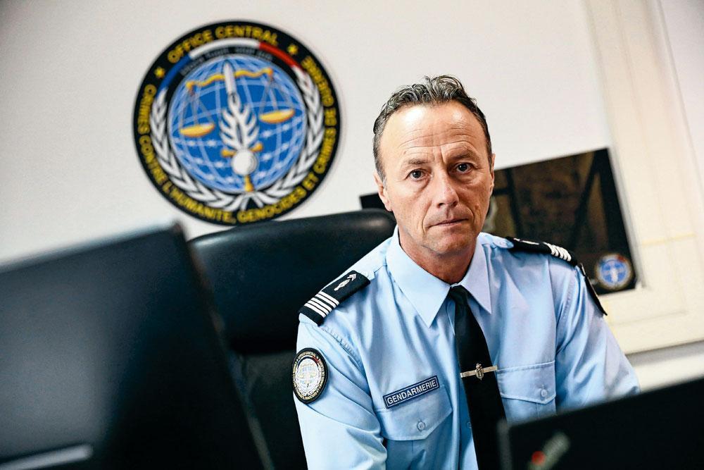 Le colonel Eric Emeraux dirige une équipe de 19 gendarmes et 4 policiers au sein de l'Office central français de lutte contre les crimes contre l'humanité, les génocides et les crimes de guerre.