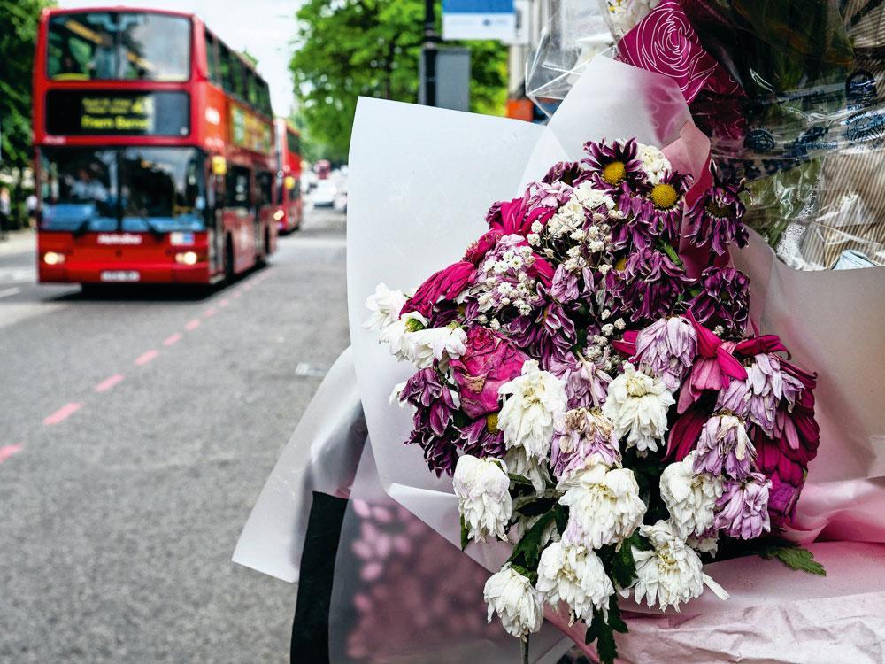 A Islington, des fleurs déposées en mémoire de Marcel Campbell, 30 ans, poignardé en pleine journée.