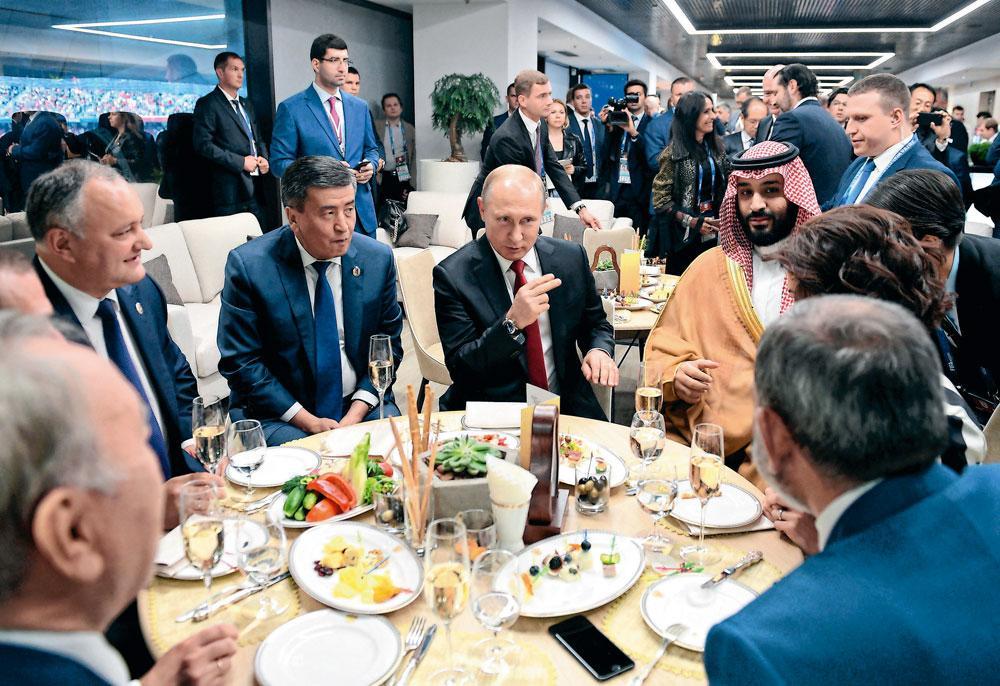 Le prince a très vite fréquenté la crème des dirigeants de la planète. Ici, au côté de Vladimir Poutine lors du Mondial de football 2018.