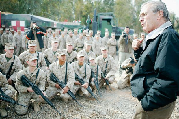 L'ancien secrétaire à la Défense Donald Rumsfeld (ici en Irak, en 2004) 