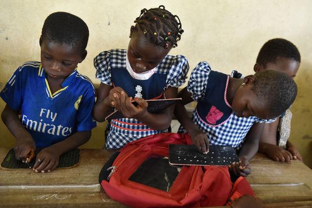 De la lumière pour faire ses devoirs: les cartables solaires ivoiriens