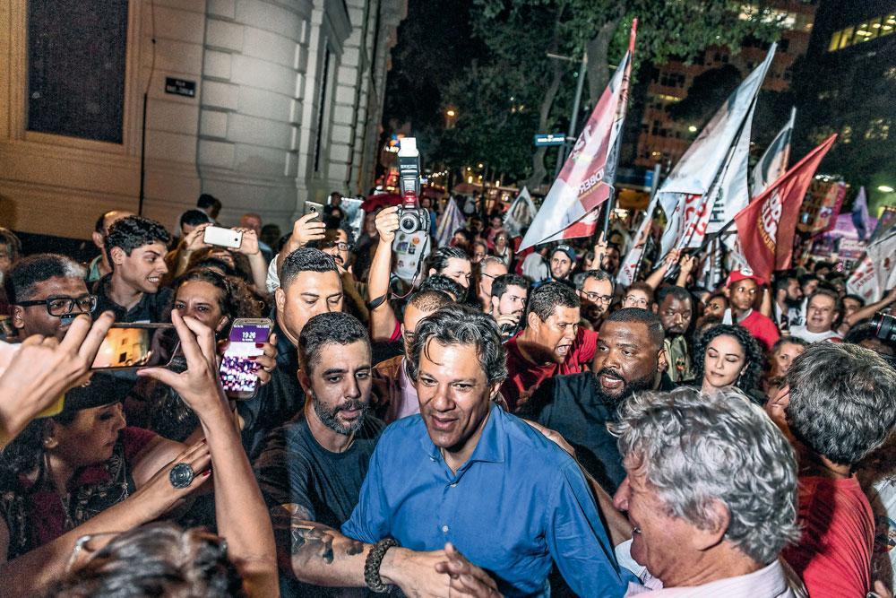Avec 29 % des voix, Fernando Haddad, le candidat du Parti des travailleurs, accuse un sérieux retard.