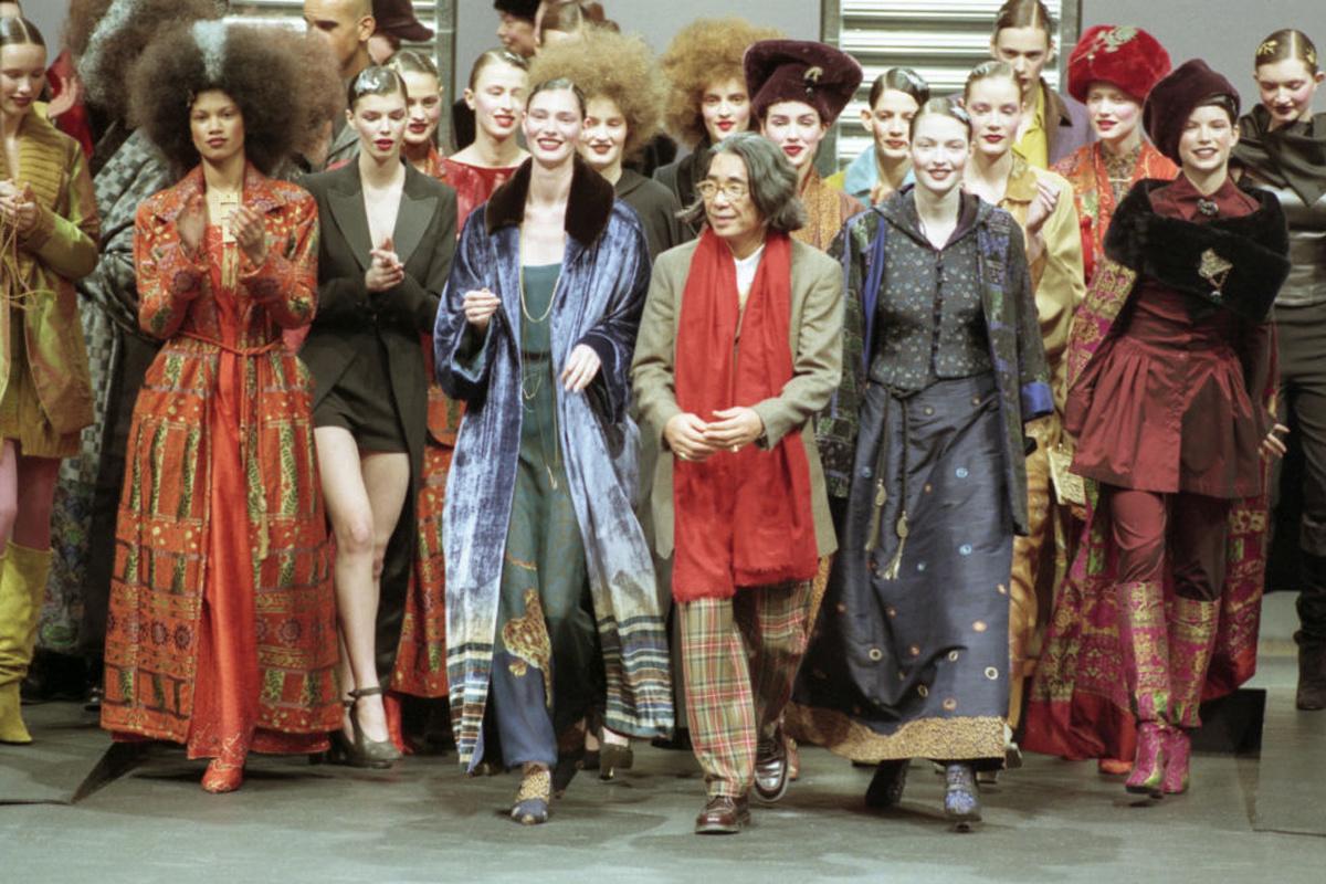 De herfst-winter 1998-1999 modeshow van Kenzo in Parijs