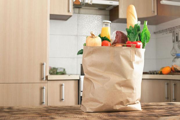 Tote bag, bioplastique ou sachet en papier : quelle est la meilleure alternative au plastique ?