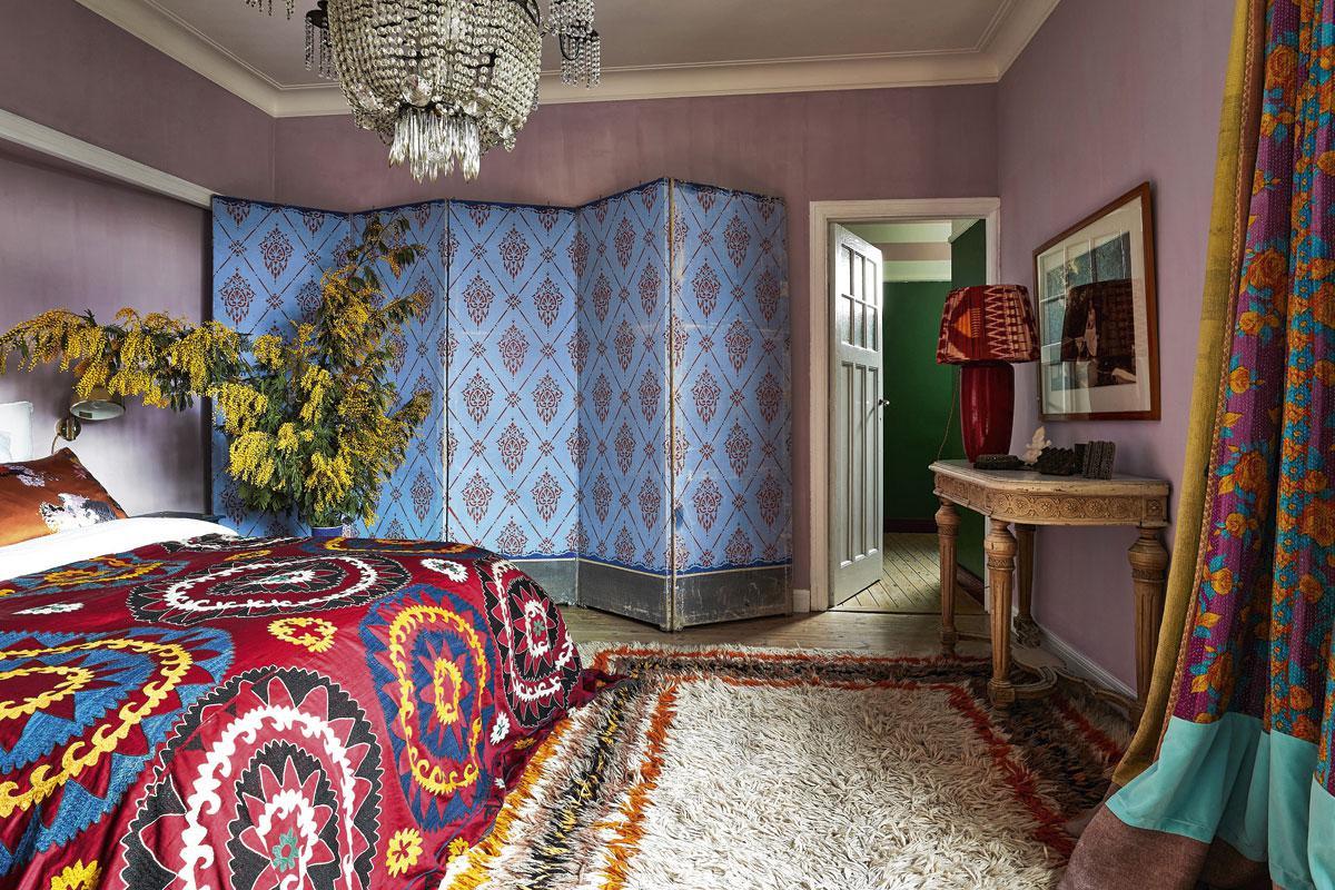Paulettes vintage interieur blijft verrassend door de combinatie met berbertapijten, antieke erfstukken en kleurrijk textiel. De gordijnen zijn gemaakt van oude sari's.