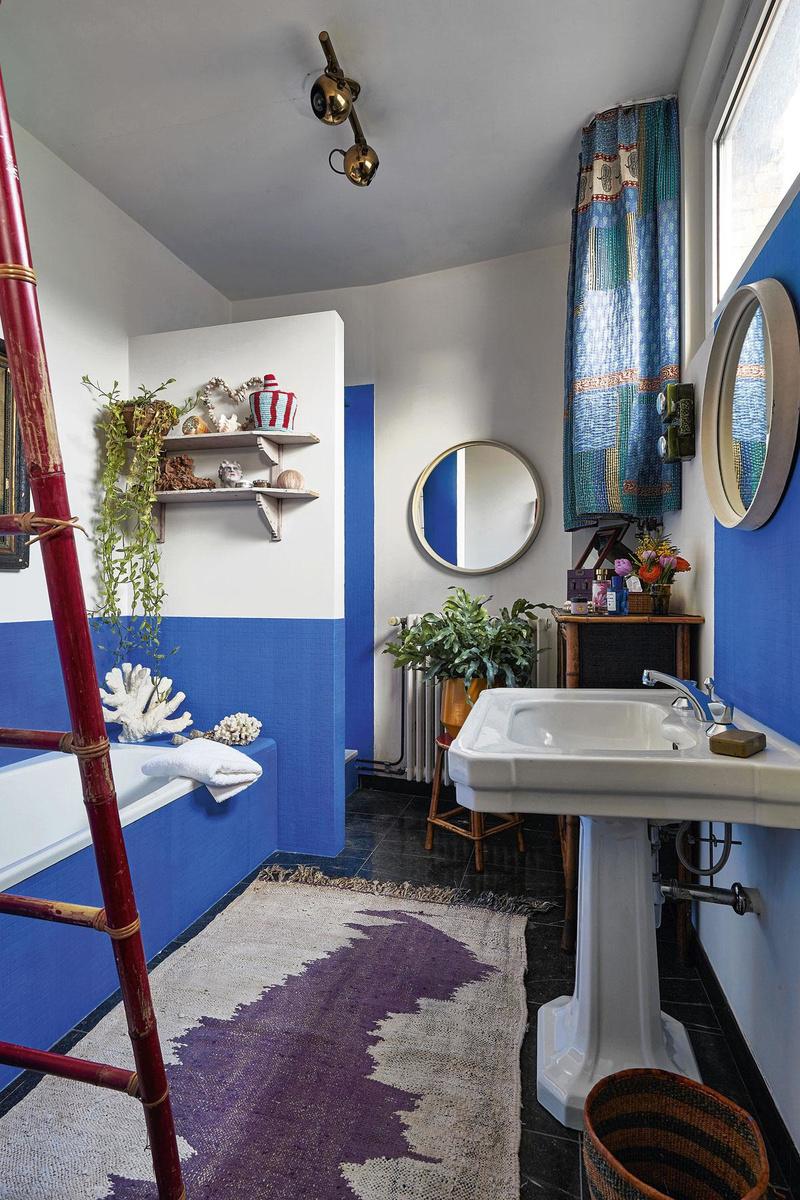 Ze schilderde 'm Majorelle-blauw, maar verder veranderde Paulette niks aan haar badkamer.