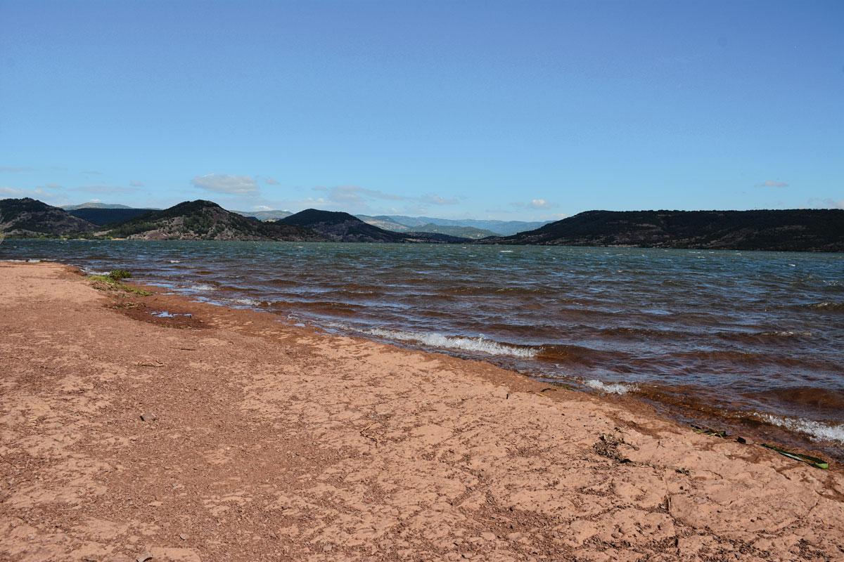 Aarde, lucht en water, de dramatische contrasten van Lac du Salagou.