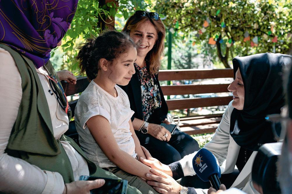 Esra Eruçar (à dr.), qui dirige le réseau des sections féminines de l'AKP, dans le quartier d'Üsküdar, lors d'une distribution de cadeaux à des orphelins.