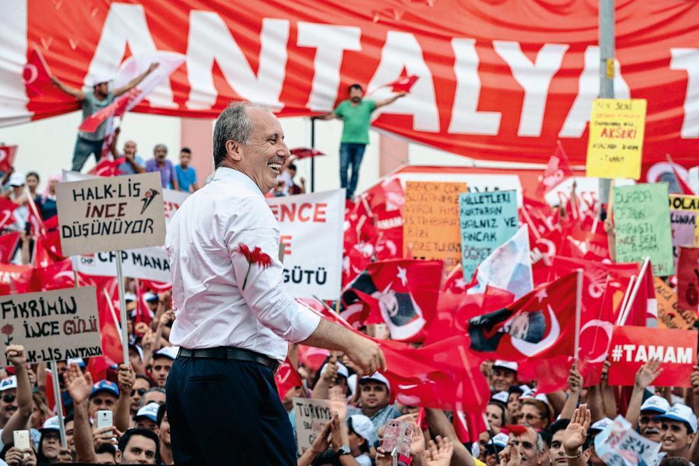 Muharrem Ince, candidat du Parti républicain du peuple (CHP), à Antalya, le 19 juin. Son humour et son énergie l'ont sorti de l'ombre.