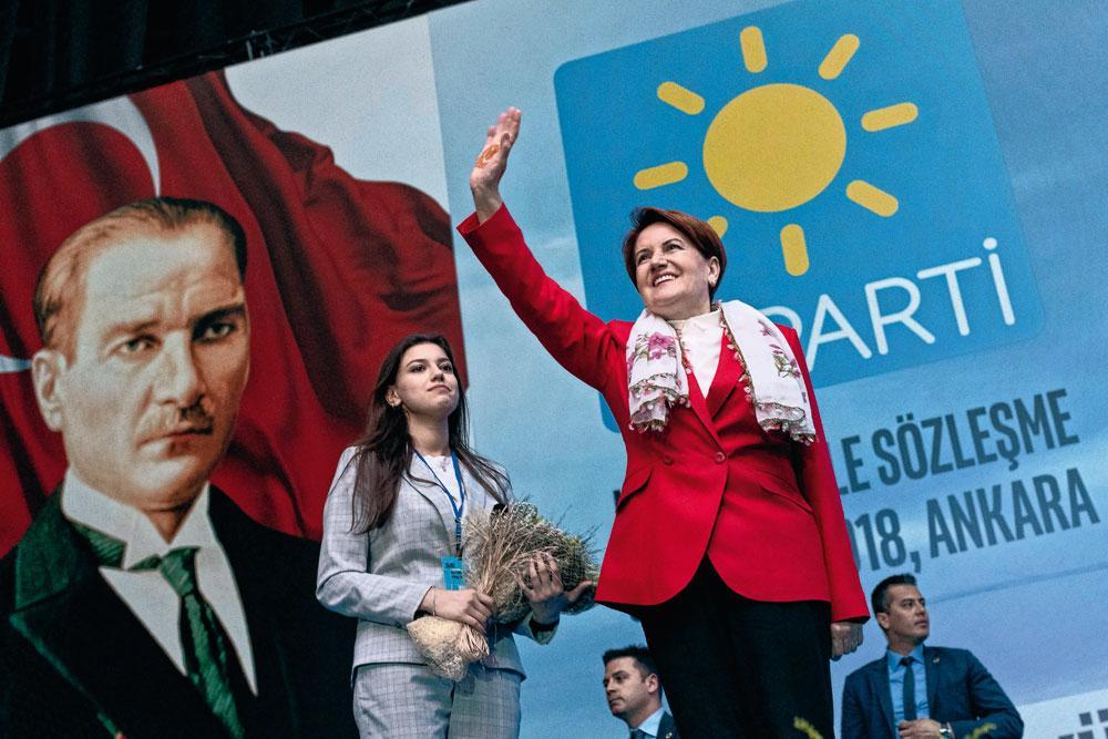 Meral Aksener, la rivale féminine d'Erdogan (ici, à Ankara, le 30 mai dernier). Après avoir tenté de prendre les commandes du MHP, formation ultranationaliste, elle a fondé le Bon Parti (Iyi Parti), en octobre 2017.