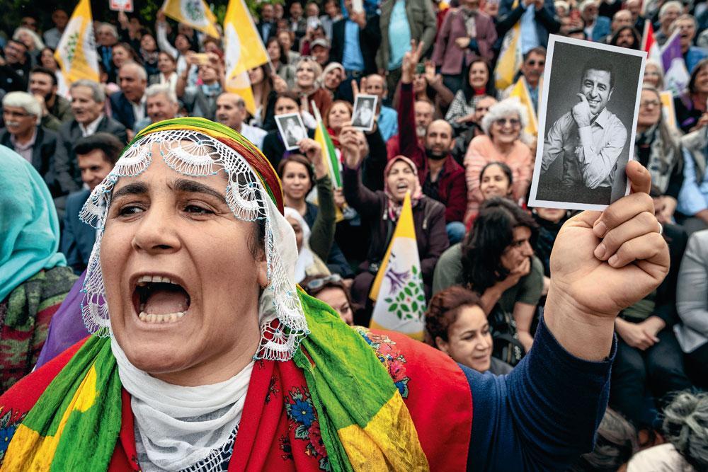 A Istanbul, le 4 mai, une militante du HDP brandit la photo de Selahattin Demirtas, le candidat du parti. Emprisonné depuis novembre 2016, cet avocat fait campagne depuis sa cellule.