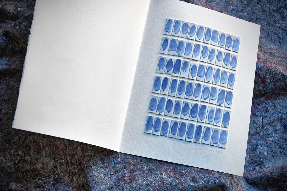 Delicate composities met stukjes porselein in Stockmans-blauw, verlijmd op papier.