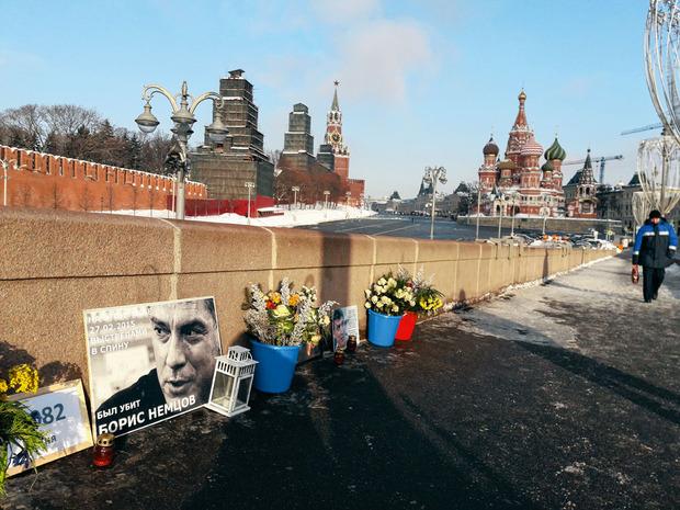 Sur le pont où l'opposant Boris Nemtsov a été tué en 2015, au pied du Kremlin.