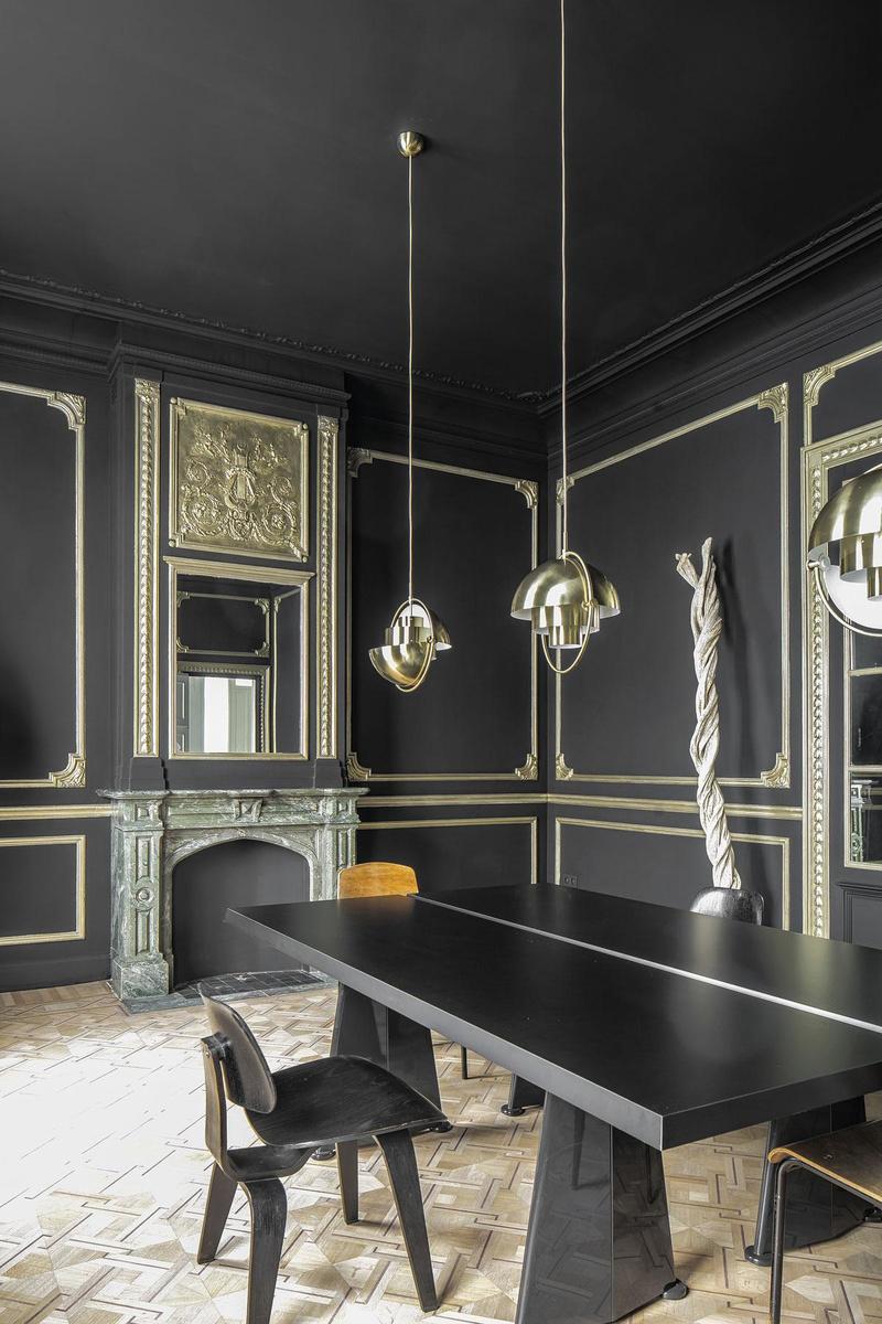 In een Brussels herenhuis ontwierpen Studio P Architects een eetkamer in nearly black met goudaccenten.