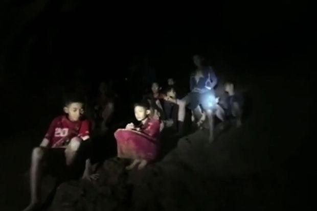 Thaïlande: sauvés, les enfants pourraient pourtant encore rester des mois dans la grotte (vidéos)