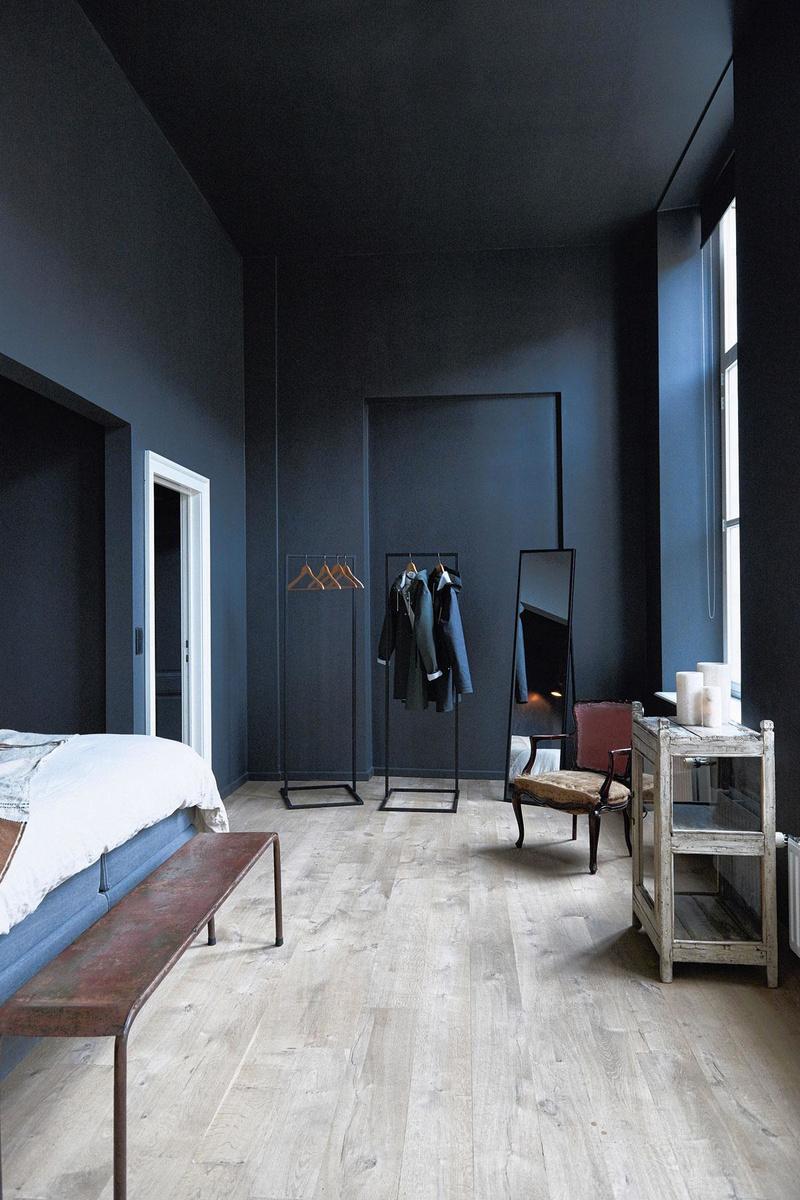 Door de muren en het plafond zwart te schilderen, maakte Christophe Urbain van de slaapkamer een knusse cocon.