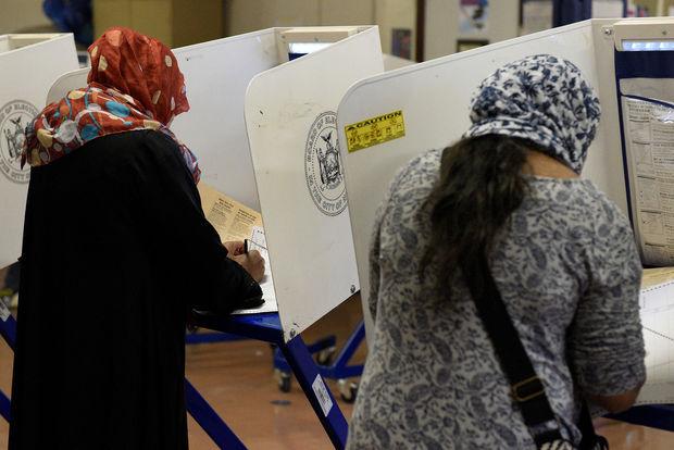 Des femmes musulmanes votent dans le Queens, NYC. 