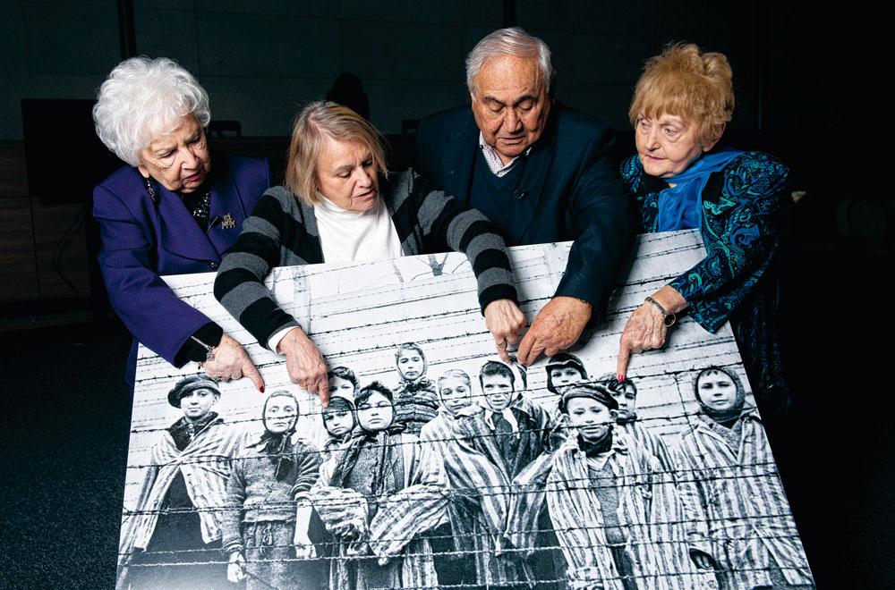 Quatre survivants rescapés du camp de concentration et d'extermination d'Auschwitz, en Pologne, en 2015. La distance entre ces derniers témoins du génocide et les nouvelles générations ne cesse de s'agrandir.