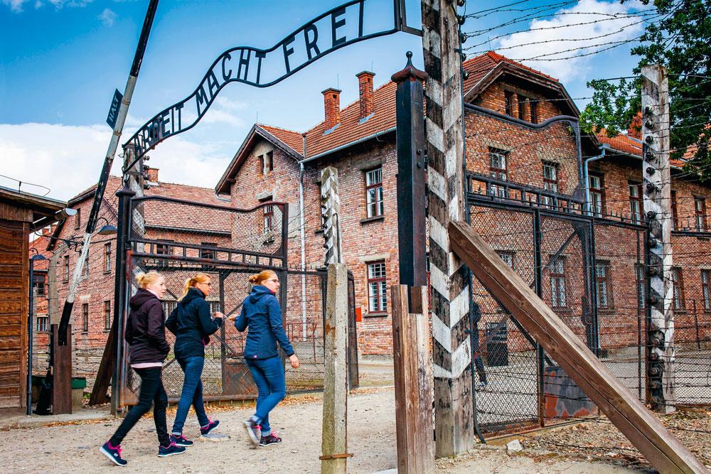 Entrée principale d'Auschwitz, symbole du mal absolu : les voyages scolaires s'y sont développés ces dernières années, les élèves représentant la moitié des visiteurs.