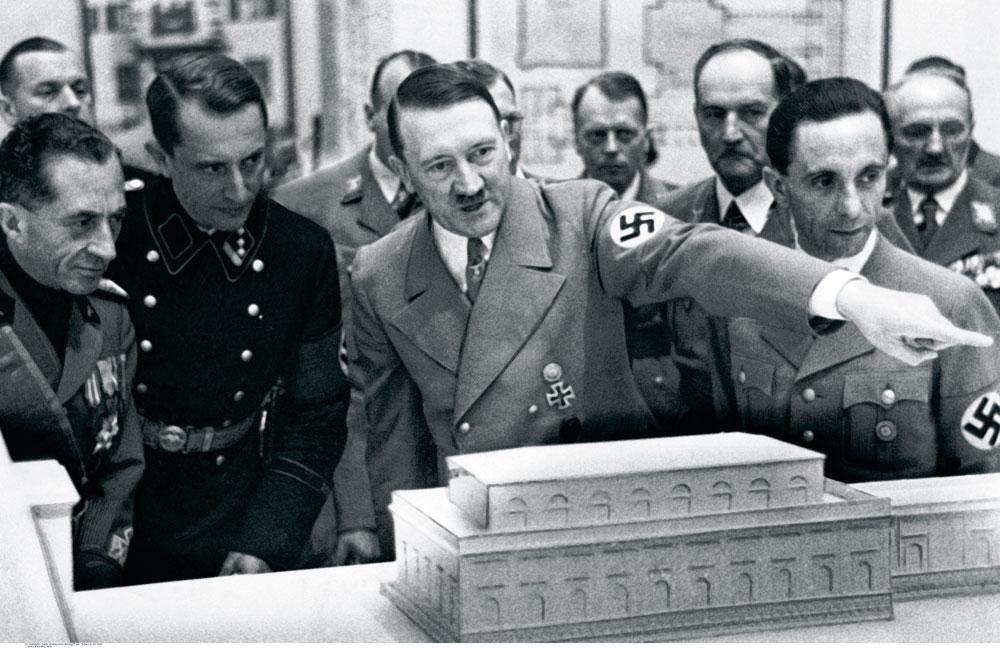 Adolf Hitler, en 1938. Laurence Rees ne fait pas du Führer un despote tout-puissant.