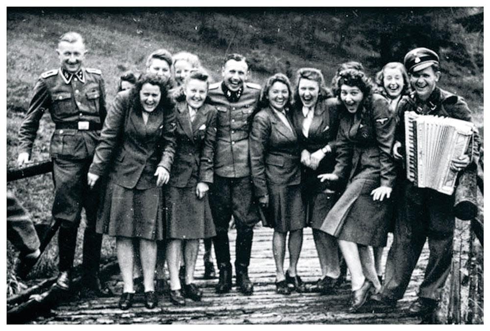 Le personnel d'Auschwitz se détendant. 