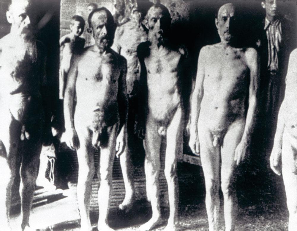 Photo prise par un gardien du camp d'Auschwitz-Birkenau : des hommes attendent devant une chambre à gaz.