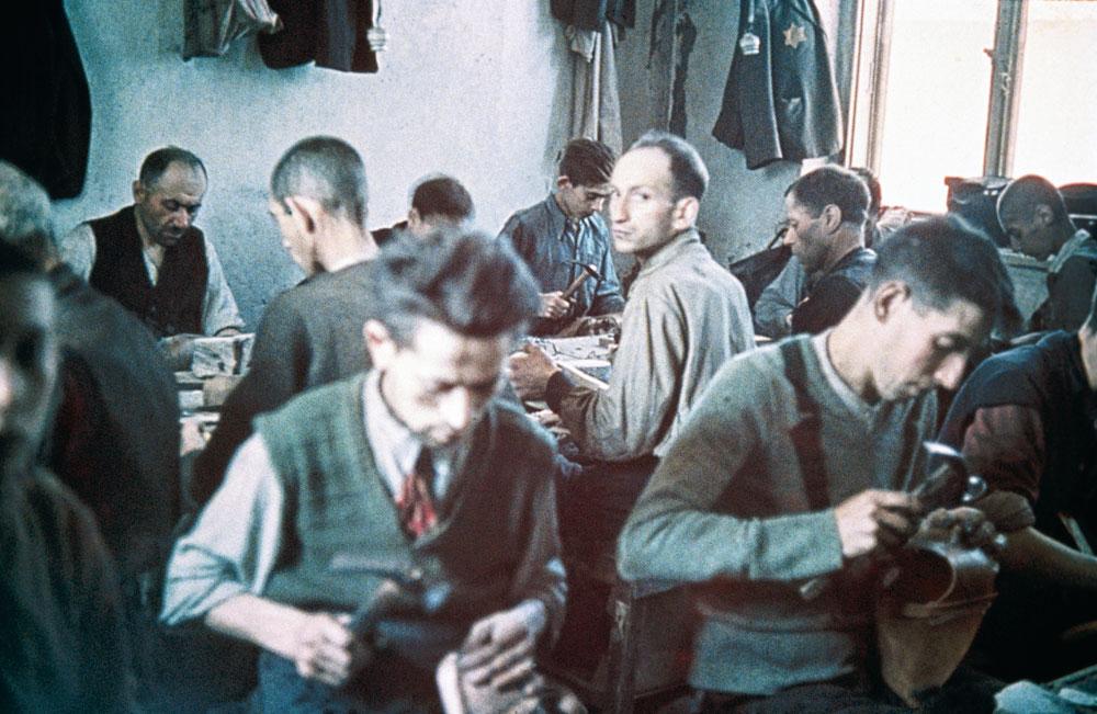Ghetto de Lodz, en Pologne, en 1942. On estime que 95 % des Juifs du ghetto ont péri de privations, maladies ou gazés dans les camps d'Auschwitz ou de Chelmno.