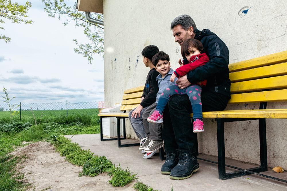 Une famille syrienne dans le camps de Subotica, au nord de la  Serbie. Une ONG serbe présente sur place essaie de dissuader les migrants de prendre le risque de passer  la frontière et les aide à acquérir le statut de réfugié.