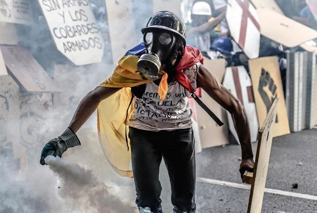 Un manifestant à Caracas, le 18 mai dernier. Lorsqu'ils sont arrêtés, les jeunes civils sont déférés devant des tribunaux militaires. Une procédure antidémocratique.