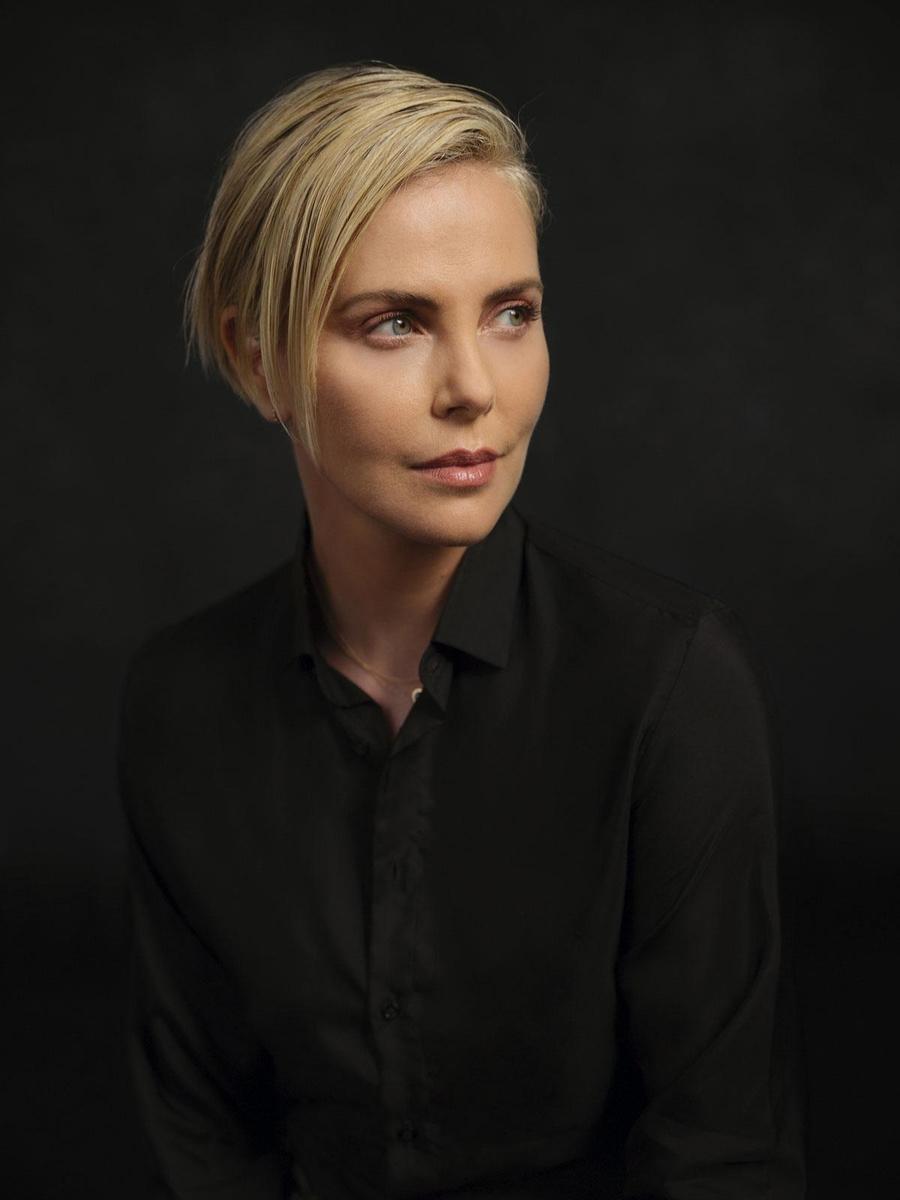Charlize Theron in de campagne #DiorChinUp.