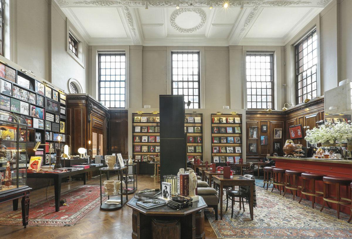 De Assouline-boetiek ademt de sfeer van een traditionele bibliotheek, mét koffiebar.