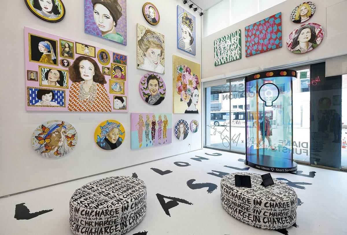 Het werk van kunstenares en ondernemer Ashley Longshore, tentoongesteld tijdens Diane von Furstenbergs InCharge Conversations 2020.