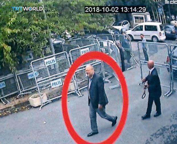 Jamal Khashoggi pénètre dans le consulat saoudien d'Istanbul, le 2 octobre. Il n'en ressortira pas.