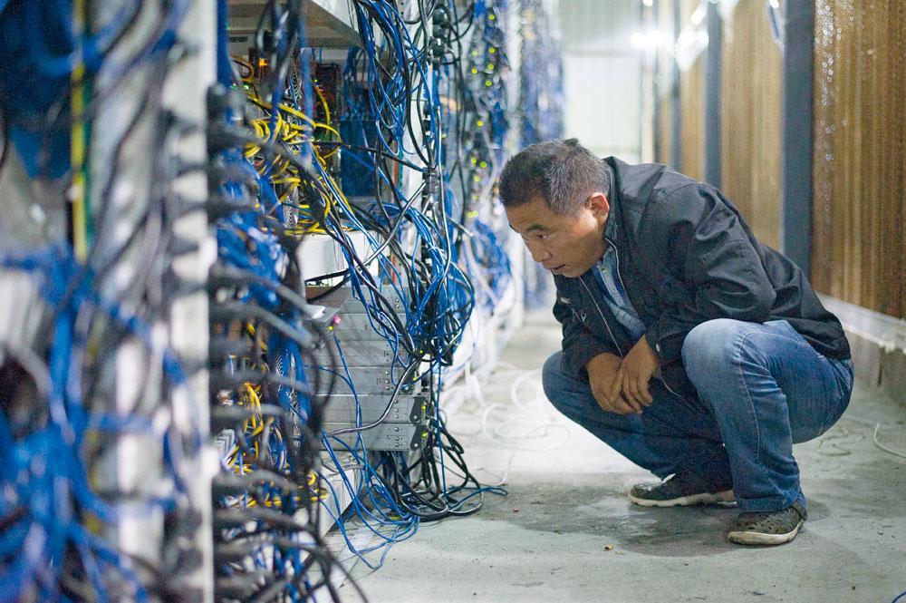 Une mine à bitcoins à Kangding, en Chine. 5 000 ordinateurs connectés produisent cet 